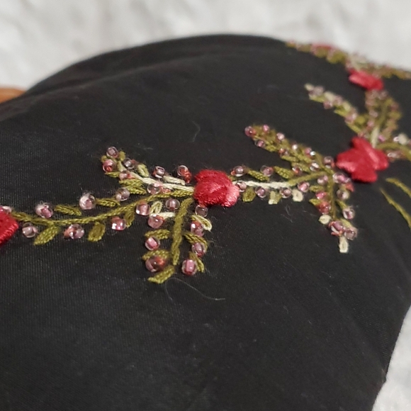 Rose embroidered•beaded•rattan/wood handles•black• - Picture 3 of 16